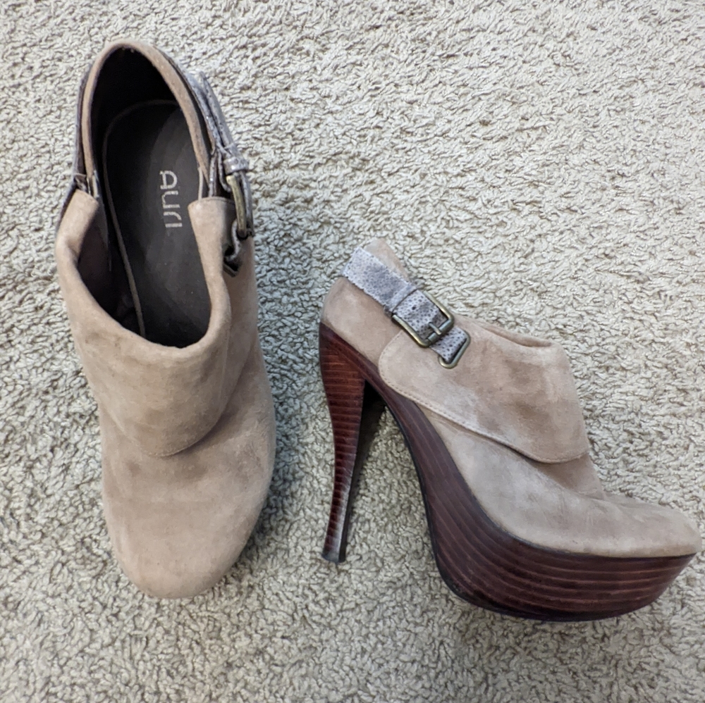Ankle boot with high heels